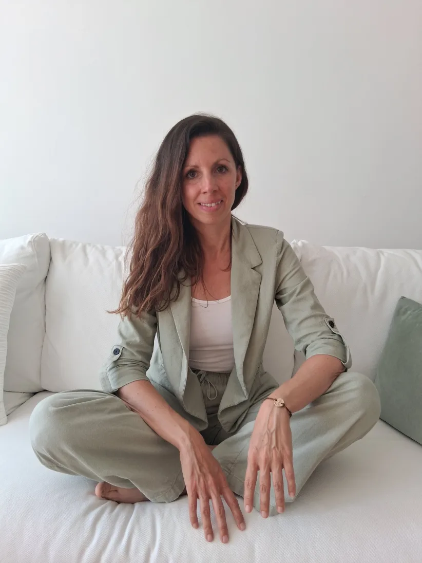 Claudia Diener sitzt auf der Couch