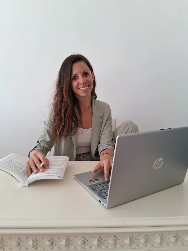 Claudia Diener bei der Arbeit am Laptop